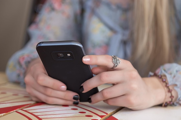 Samsung will, for some reason, let you tap the back of your phone to check the time in Android 15